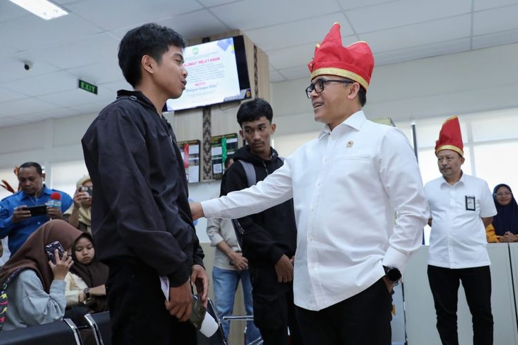 Menteri Pendayagunaan Aparatur Negara dan Reformasi Birokrasi (Menpan RB) Abdullah Azwar Anas saat meninjau MPP Kabupaten Gowa, Jumat (19/7/2024).
