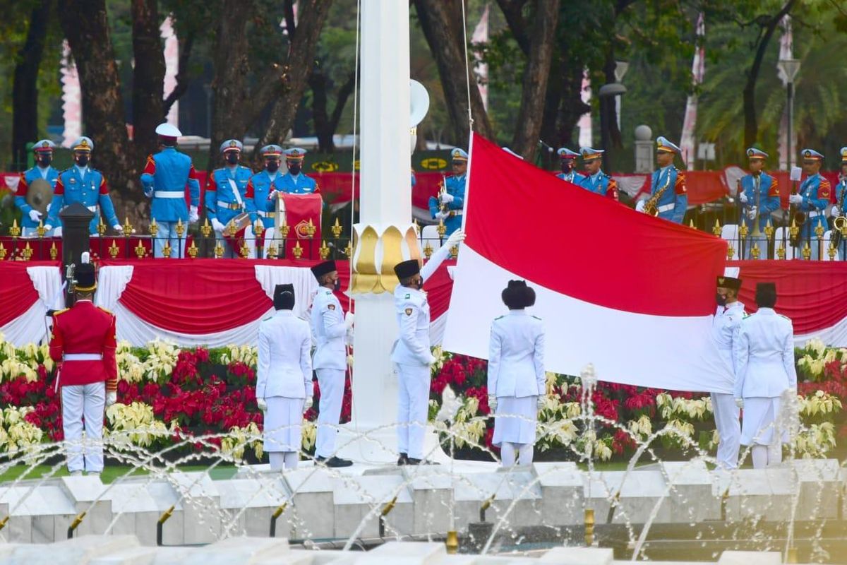 Upacara pada Penurunan Bendera Negara Sang Merah Putih yang digelar di halaman Istana Merdeka, Jakarta, pada Selasa sore, 17 Agustus 2021. 
