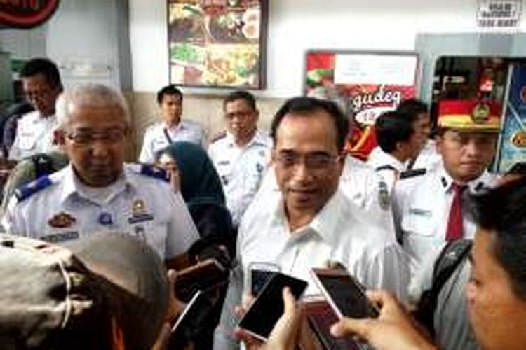 Menteri Perhubungan Budi Karya Sumadi saat menemui wartawan di Stasiun Tugu Yogyakarta