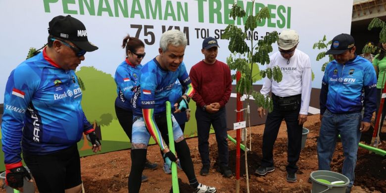 Gubernur Ganjar Pranowo menanam bibit pohon trembesi seusai menyelesaikan BTN tour de Borobudur XVIII 2018 etape Semarang-Kalikuto, Sabtu (3/11/2018)