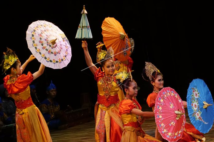 Pola menari yang menggunakan kedua piring di tangan yang berasal dari minangkabau disebut tari