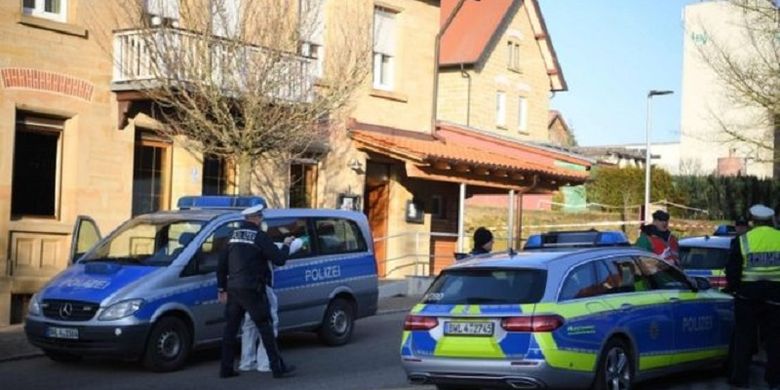 Polisi berada di depan restoran di Rot Am See, Jerman, tempat kejadian di mana seorang pria menembak mati enam keluarganya pada Jumat (24/1/2020).