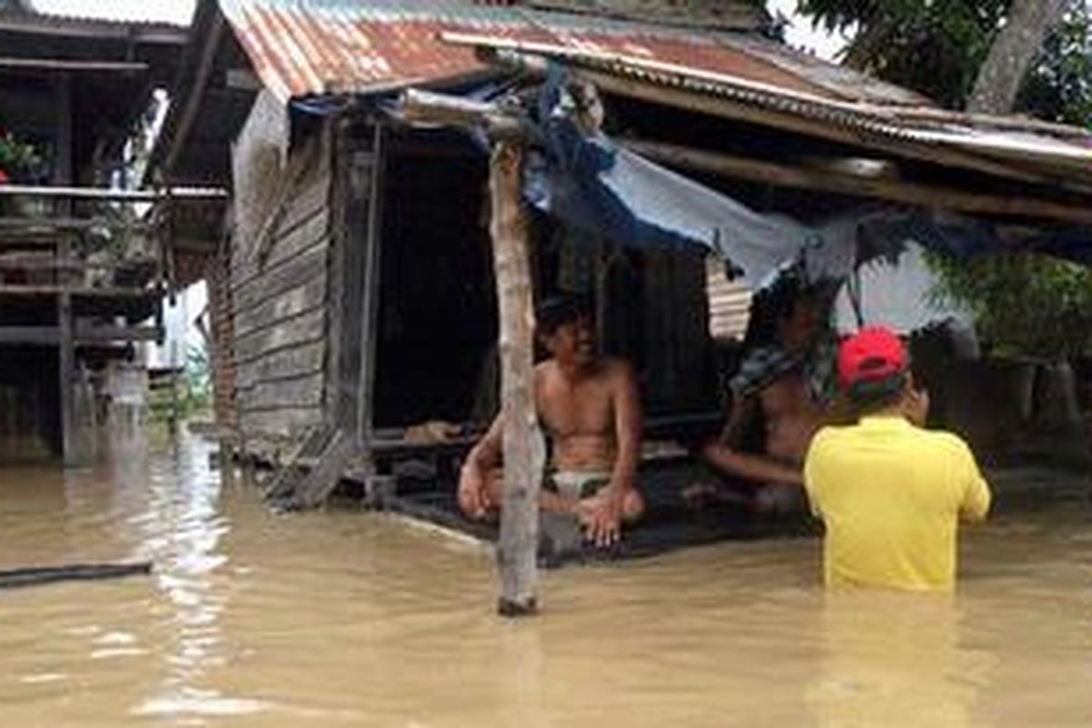 Lima hari pasca banjir di Desa Baba Binanga, Kabupaten Pinrang, Sulsel, belum ada perhatian pemerintah setempat. 14 rumah warga rusak terseret banjir.