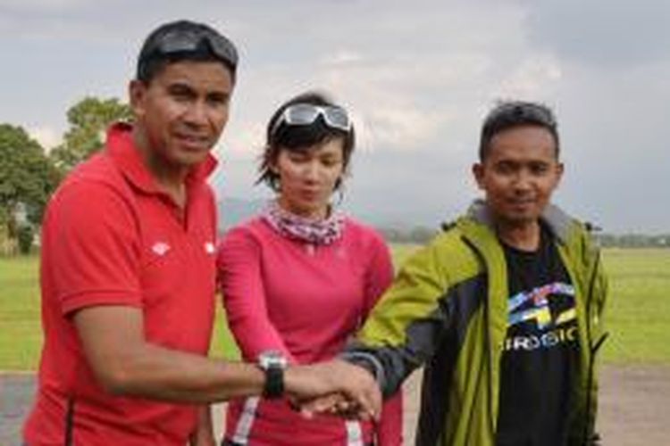Tim Nasional Paralayang Indonesia ke World Games Cali 2013, Kolombia; Letkol (Kes) Dr. Elisa Manueke, Lis Andriana dan Nanang Sunarya. 