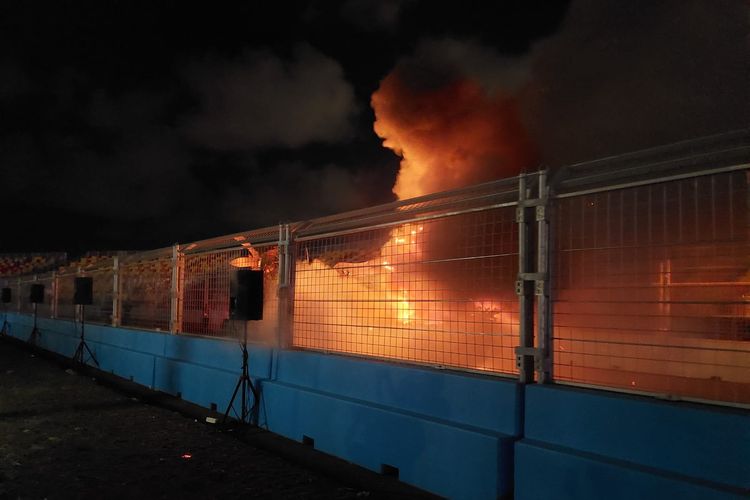 Salah satu mobil karnaval yang terbakar saat Jakarnaval 2022 di Jakarta International E-Prix Circuit (JIEC), Ancol, Jakarta Utara, Minggu (14/8/2022) malam.