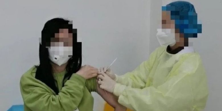 Seorang petugas kesehatan menyuntikkan vaksin virus corona ke seorang sukarelawan. Terdapat 108 relawan di Wuhan yang mengambil bagian dalam uji coba vaksin.