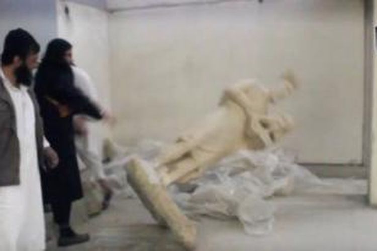 ISIS menghancurkan patung-patung kuno koleksi Museum Mosul, Irak. Beberapa benda bersejarah yang dihancurkan ISIS berusia hampir 3.000 tahun.