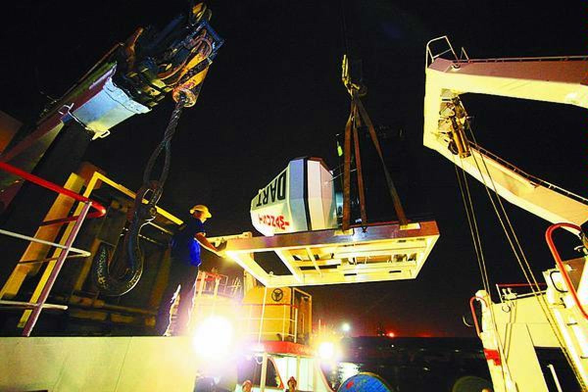 Tim Badan Pengkajian dan Penerapan Teknologi (BPPT) menaikkan alat apung sistem penaksiran dan pelaporan tsunami di laut dalam (DART), hasil kerja sama Indonesia-Amerika, ke dalam Kapal Riset Baruna Jaya IV di Pelabuhan Tanjung Priok, Jakarta, Selasa (10/6). Alat deteksi tsunami tersebut akan dilepas di perairan selatan Pulau Bali dan menjadi alat deteksi tsunami keenam yang dipasang BPPT.  