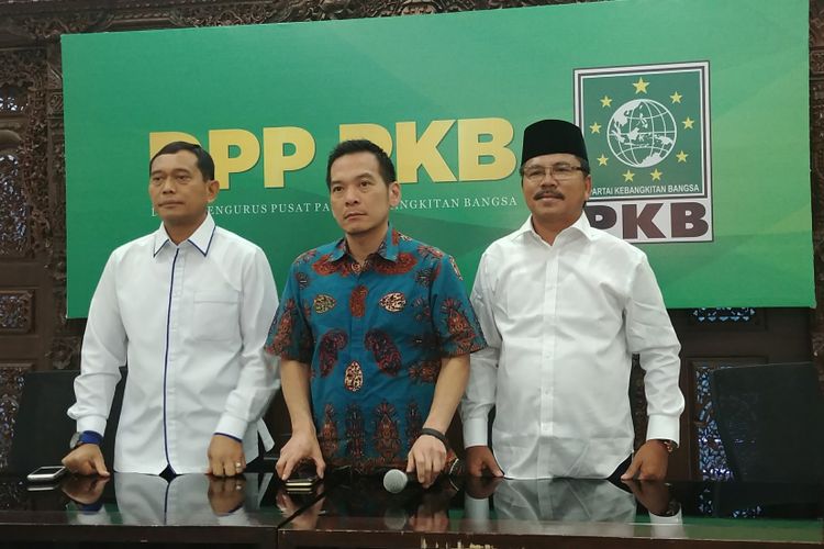 Bakal pasangan calon gubernur dan wakil gubernur Sumatera Utara, JR Saragih-Ance Selian bersama Ketua Desk Pemilu PKB Daniel Johan di DPP PKB, Jakarta, Senin (8/1/2018).