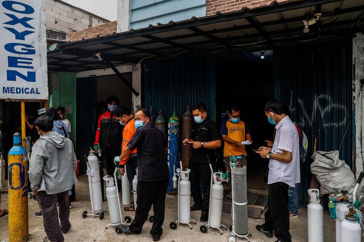 Warga mengantre untuk mengisi ulang tabung gas oksigen di Medical Oxygen di Jalan Minangkabau Timur, Jakarta Selatan, Kamis (1/7/2021). Pedagang mengaku permintaan isi ulang tabung gas oksigen mengalami peningkatan setelah terjadi lonjakan kasus positif Covid-19.