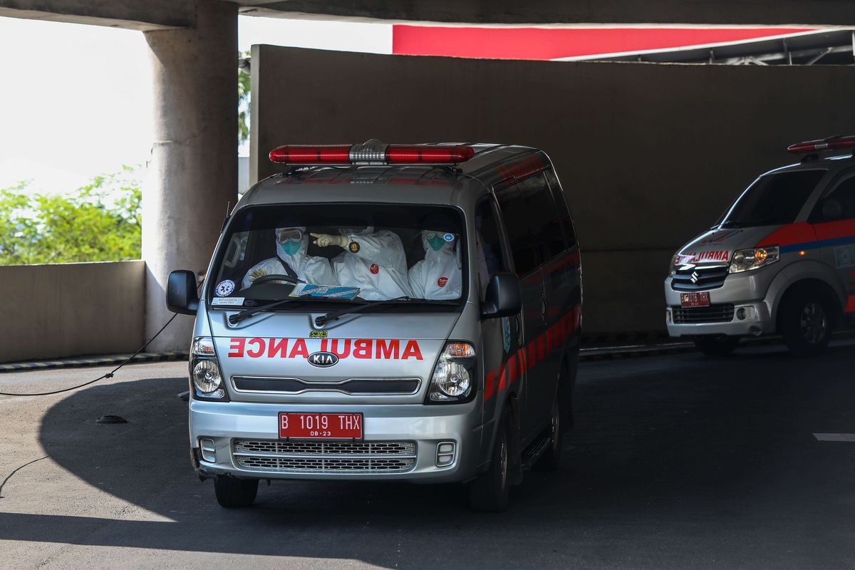 Mobil ambulans membawa pasien Covid-19 berstatus Orang Tanpa Gejala (OTG)  di Ibis Style hotel di Mangga Dua, Jakarta Pusat, Selasa (29/9/2020). Ketua Perhimpunan Hotel dan Restoran Indonesia (PHRI) DKI Jakarta, Krisnadi mengatakan sebanyak 4.116 kamar dari 30 hotel di Jakarta siap untuk menampung pasien COVID-19 dengan kategori OTG.