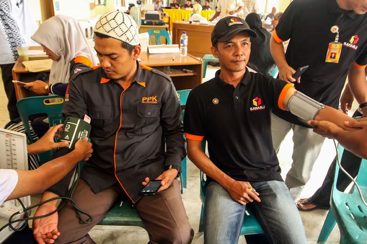 Tim Dokter Kesehatan (Dokkes) Polres Lhokseumawe memeriksa petugas Pemilu 2019 di kantor Kecamatan Blang Mangat, Lhokseumawe, Aceh, Rabu (24/4/2019). Pemeriksaan itu untuk mengecek kondisi kesehatan petugas Pemilu 2019 yang terdiri dari personel pengamanan, Panitia Pemilihan Kecamatan (PPK), Kelompok Penyelenggara Pemungutan Suara (KPPS), anggota Panwaslu serta para saksi partai politik menyusul meningkatnya jumlah petugas pemilu yang sakit dan meninggal dunia.