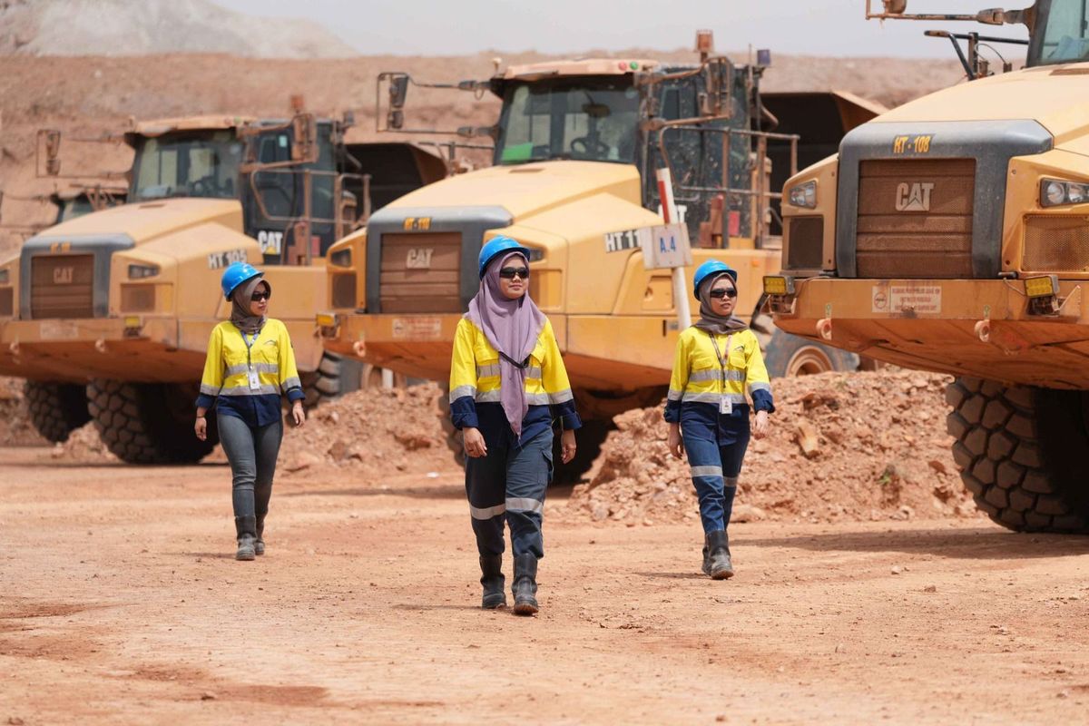 Ilustrasi karyawan perempuan di PT Merdeka Copper Gold Tbk.
