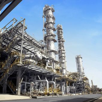 Ilustrasi industri petrokimia.