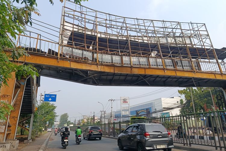 Rusak Parah, JPO Depan Grand Mall Bekasi Dibongkar Total Malam Ini