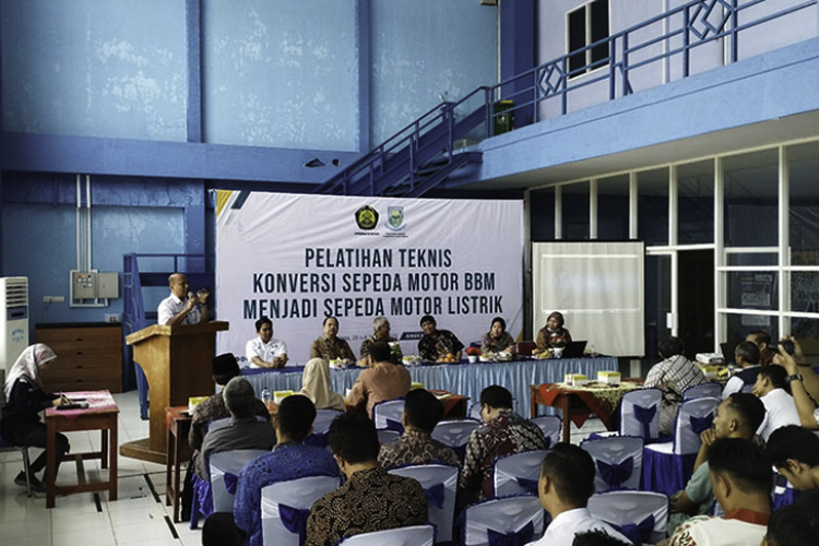 Pelatihan teknis konversi sepeda motor BBM menjadi motor listrik oleh ESDM