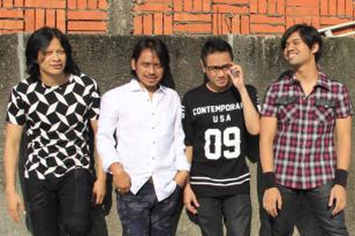 GIGI (dari kiri ke kanan): Armand Maulana (vokal), I Dewa Gede Budjana (gitar), Thomas Ramdhan (bas), dan Gusti Erhandy atau Hendy (drum)