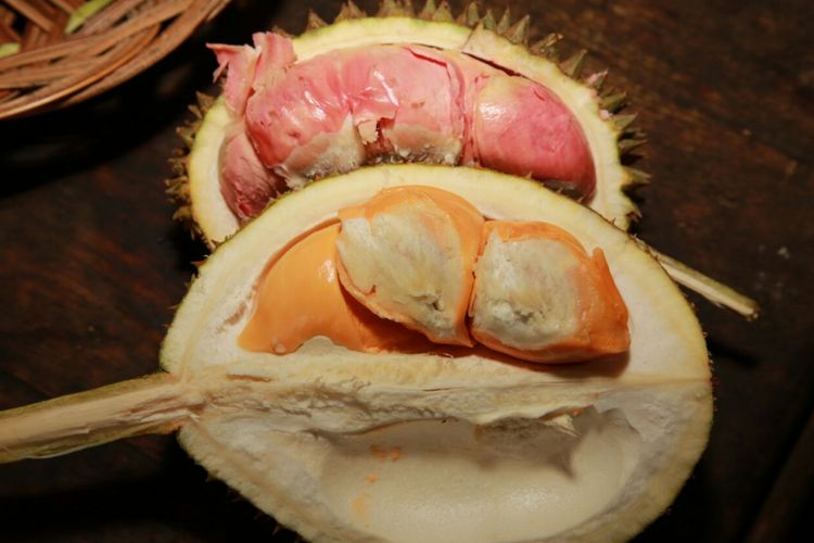 Durian merah dan durian oranye dari Songgon Banyuwangi, Jawa Timur.