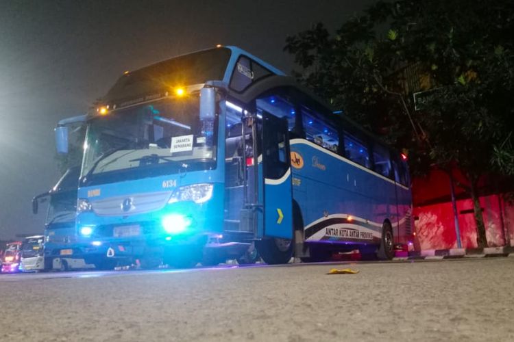 Bus AKAP DAMRI rute Jakarta-Semarang