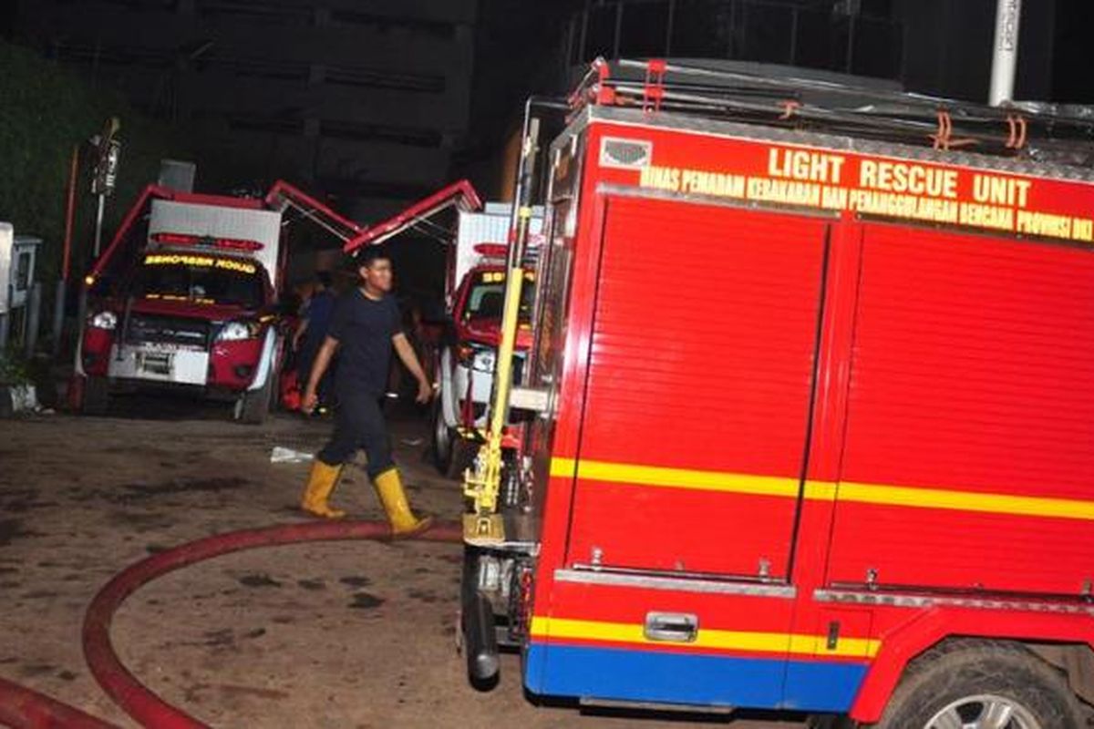 Dua mobil pompa dan satu mobil light rescue unit dari pemadam kebakaran dioperasikan dalam proses evakuasi korban banjir di Plaza UOB, di Jalan Thamrin, Jakarta Pusat, Jumat (18/1/2013). 