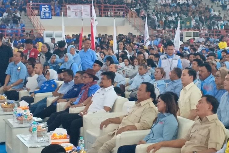 Capres nomor urut 2 Prabowo Subianto dan Wali Kota Medan Bobby Nasution duduk bersama saat kampanye di Gedung Serbaguna Pemprov Sumut, Sabtu (13/1/2024)