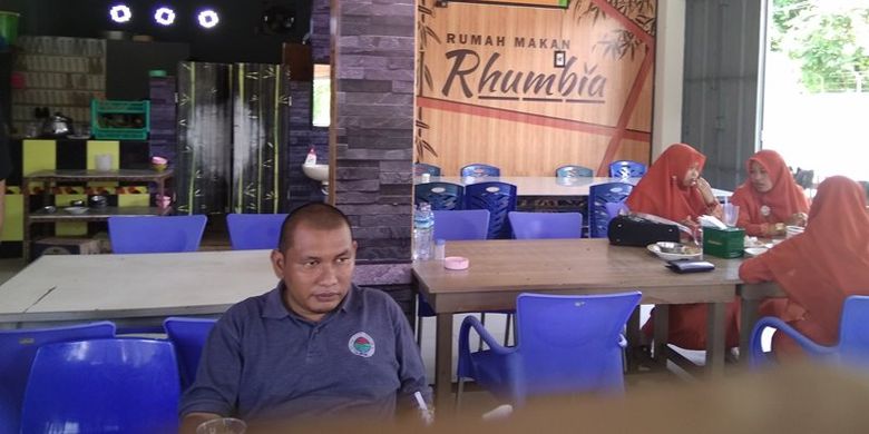 Pengunjung sedang menikmati makan siang di Rumah Makan Rumbhia, Kota Lhokseumawe, Aceh, Sabtu (5/8/2017).