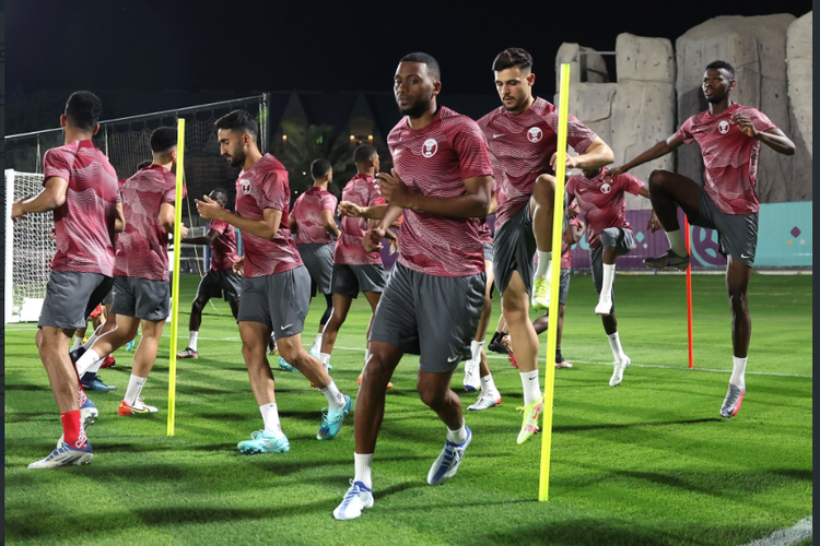 Skuad Timnas Qatar sedang berlatuh jelang pembukaan Piala Dunia 2022.