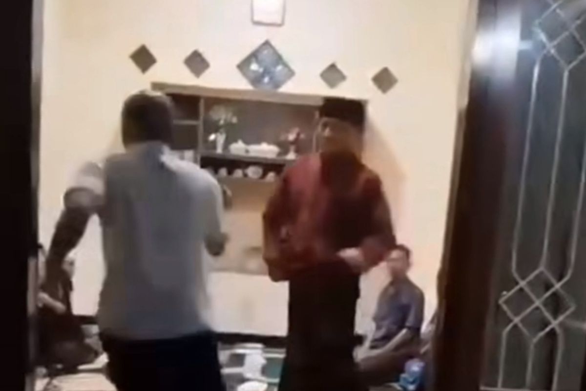 Detik-detik pelaku saat membacok korban di rumahnya 