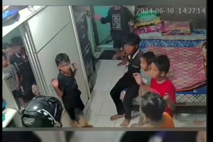 Video aksi perampokan seorang pria menggunakan helm menodongkan pistol di Palembang, Sumatera Selatan viral di Instagram.