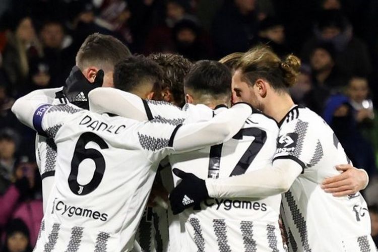 Striker Serbia, Dusan Vlahovic, saat berselebrasi bersama rekan setimnya usai mencetak gol pertama Juventus melawan Salernitana pada pekan ke-21 Liga Italia. Laga Salernitana vs Juventus digelar di Stadion Arechi pada Rabu (8/2/2023). Terkini, Juventus akan kembali bertanding pada pekan ke-22 Liga Italia kontra Fiorentina. Laga Juventus vs Fiorentina dijadwalkan berlangsung di Stadion Allianz, Turin, pada Senin (13/2/2023) dini hari WIB.