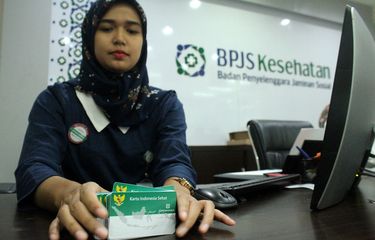 Petugas menata sejumlah kartu peserta BPJS Kesehatan, di kantor pelayanan BPJS Kesehatan Cabang Bekasi, di Bekasi, Jawa Barat, Rabu (30/10/2019). Pemerintah melalui Peraturan Presiden (Perpres) No.75/2019 secara resmi menetapkan kenaikan iuran BPJS Kesehatan sebesar 100 persen yang berlaku bagi peserta bukan penerima upah dan bukan pekerja, yang akan berlaku mulai 1 Januari 2020. ANTARA FOTO/Risky Andrianto/foc.