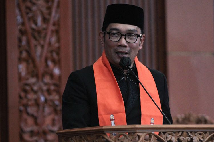 Gubernur Jawa Barat, Ridwan Kamil memberi sambutan saat menghadiri Rapat Paripurna DPRD Kota Depok, Kamis (27/4/2023). Rapat paripurna ini dalam rangka memperingati HUT Ke-24 Kota Depok.