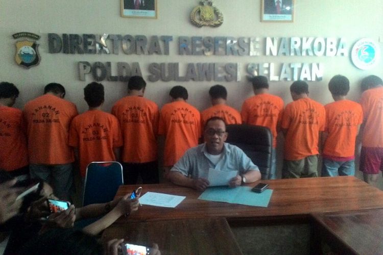 Direktur Reserse Kriminal Narkoba Polda Sulsel Komisaris Besar Polisi Eka Yudha Satriawan menggelar konferensi pers di kantornya, Rabu (6/12/2017).