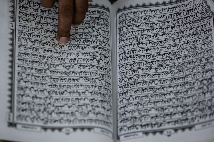 Al-Quran terlihat di Masjid Agung Sunda Kelapa, Menteng, Jakarta Pusat, Sabtu (25/4/2020). Dewan Pengurus Masjid Agung Sunda Kelapa memutuskan untuk meniadakan Tarawih dan kegiatan lainnya yang bisa menimbulkan kerumunan, tetapi tetap menggelar ibadah rutin seperti salat 5 waktu, tadarus, dan Tarawih selama Ramadhan. Namun ibadah tersebut hanya diikuti imam dan pengurus masjid, bukan bagi jemaah umum.