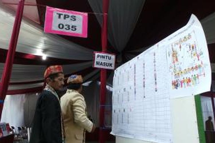 Petugas di TPS 035, RT 10 / RW 04, Kebagusan, Pasar Minggu, Jakarta Selatan, kompak mengenakan busana tradisiinal laki-laki khas Betawi. Lokasi TPS ini berada persis di depan rumah Presiden ke-5 RI Megawati Soekarnoputri.