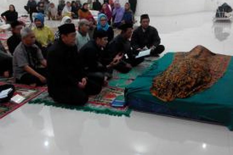 Wakil Gubernur Jawa Barat, Deddy Mizwar, melayat ke rumah duka, Pesantren Budaya Giri Harja, Kelurahan Jelekong, Kecamatan Baleendah Kabupaten Bandung, Jawa Barat, tempat dimana jenasah Ki Dalang Asep Sunandar Sunarya disemayamkan, Senin (31/3/2014).