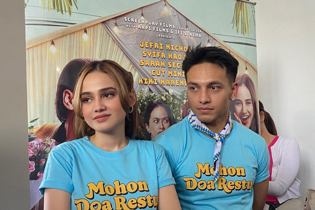 Aktor Jefri Nichol dan Syifa Hadju dalam konferensi pers film Mohon Doa Restu di kawasan Kemang, Jakarta Selatan, Selasa (5/9/2023). 