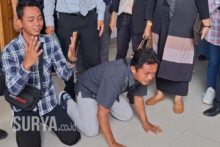 Pedagang Sayur Keliling sekaligus Pihak Tergugat, Sumarno dan Wiyono, sujud syukur mengucapkan hamdalah usai mengikuti Sidang Gugatan di Pengadilan Negeri Magetan, Rabu (12/2/2025) pukul 11.00 WIB. Gugatan yang diajukan Bitner Sianturi, Warga Desa Pesu, Kecamatan Maospati, resmi dicabut. 
