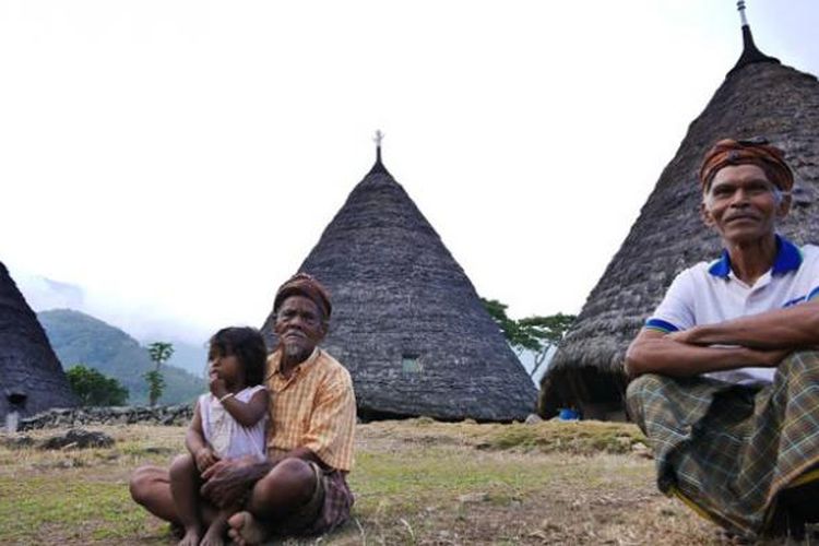 Penduduk Desa Wae Rebo berada di barat daya kota Ruteng, Kabupaten Manggarai, Nusa Tenggara Timur. 