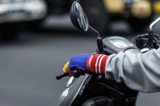 Aksi Nekat Pengendara Motor, Tak Pakai Helm Melintas di Jalan Tol MBZ Berujung Ditilang