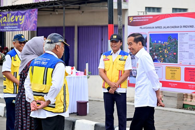 Presiden Joko Widodo meninjau ruas Jalan Surakarta-Gemolong (Sragen)-Purwodadi di Desa Ngandul, Kabupaten Sragen pada Selasa (23/1/2024).   Peninjauan itu merupakan kegiatannya di kunjungan kerja hari kedua di Jawa Tengah.