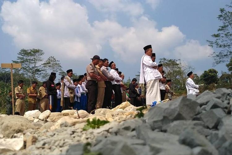 Warga Kecamatan Campaka Mulya, Cianjur, Jawa Barat menggelar shalat istisqa di Sungai Cisokan, Senin (12/08/2019). Warga memohon diturunkan hujan menyusul kemarau panjang yang tengah melanda wilayahnya dalam lima bulan terakhir.