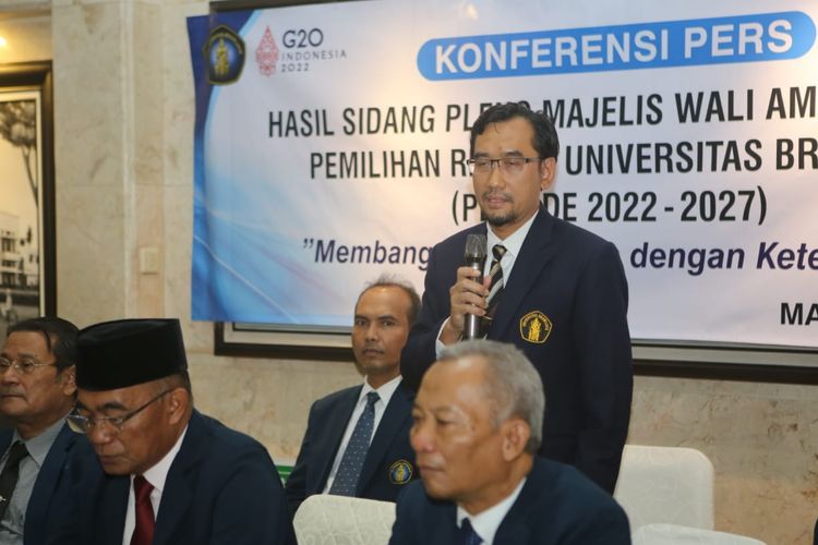 Prof. Widodo rektor baru UB 2022/2027 saat Konferensi Pers bersama Menko PMK, Muhadjir Effendy, Rektor UB Nuhfil Hanani. 