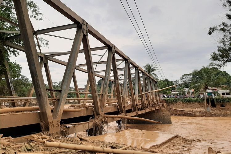 Satu Jembatan yang menghubungkan tiga kecamatan di Kabupaten Lebak putus setelah banjir bandang menerjang Rabu (1/1/2020) pagi