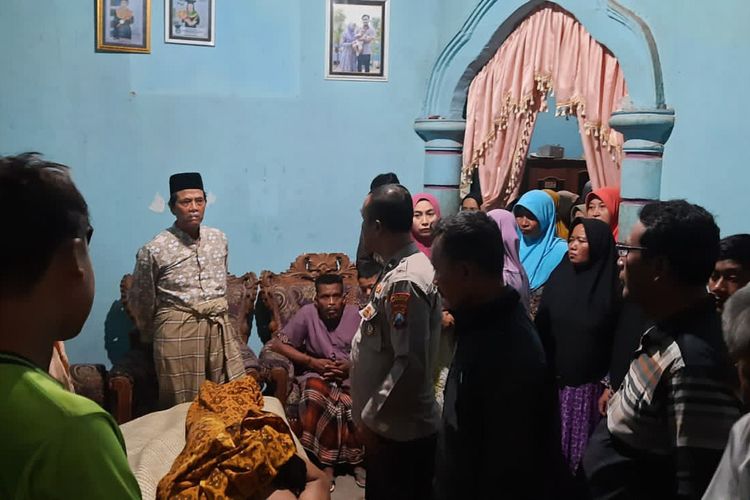 Korban kesetrum listrik, Gunawan, saat dibawa ke dalam rumahnya di Dusun Jirekan, Desa Balungtawun, Kecamatan Sukodadi, Lamongan, Jawa Timur, Selasa (5/12/2023).