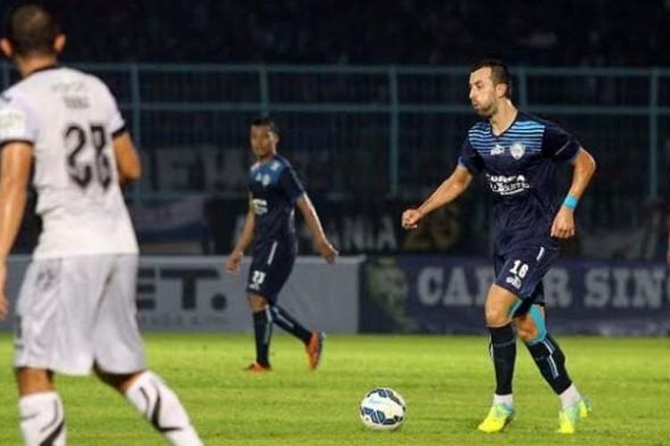 Bek asing Arema Cronus, Goran Gancev tenang mengawal pertahanan timnya saat menjamu Sriwijaya FC di Stadion Kanjuruhan, Kabupaten Malang, 31 Maret 2016.