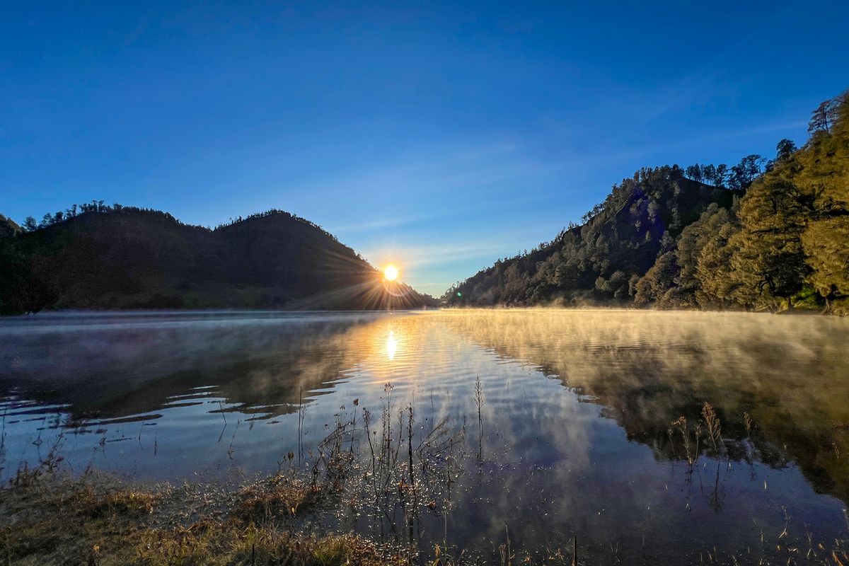 Sunrise di Ranu Kumbolo, Gunung Semeru, Jumat (18/7/2025).