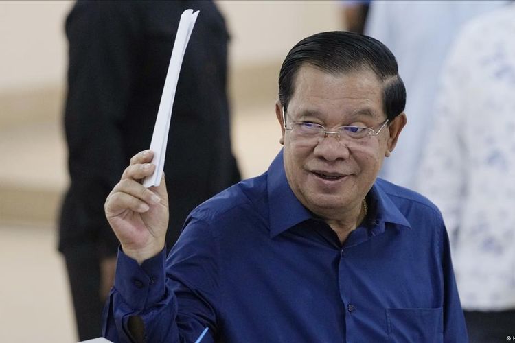 Eks Perdana Menteri Kamboja Hun Sen memamerkan surat suara dalam pemilu yang berlangsung pada Juli lalu.