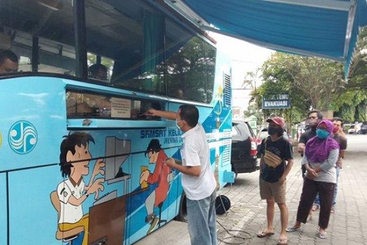 Sejumlah orang mengantri di bus samsat keliling