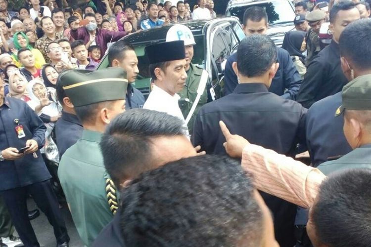 Warga Tasikmalaya dan Ciamis sengaja menunggu Presiden Jokowi di pinggir jalan berharap bisa bertemu dengan pemimpinnya pada Sabtu (10/6/2017). Warga mengetahui kalau selama ini Jokowi sering berhenti mendadak dan turun menemui warganya secara langsung. 